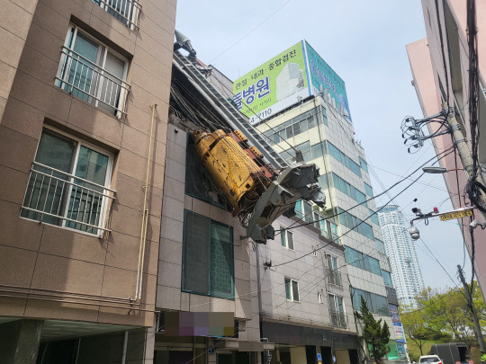 29일 오전 울산시 남구의 한 아파트 공사 현장에서 넘어진 천공 중장비가 인근 원룸 건물을 덮치는 사고가 발생했다. 이 사고로 원룸 건물이 크게 파손되고, 내부에 있던 주민 일부가 병원으로 이송됐다.  연합뉴스